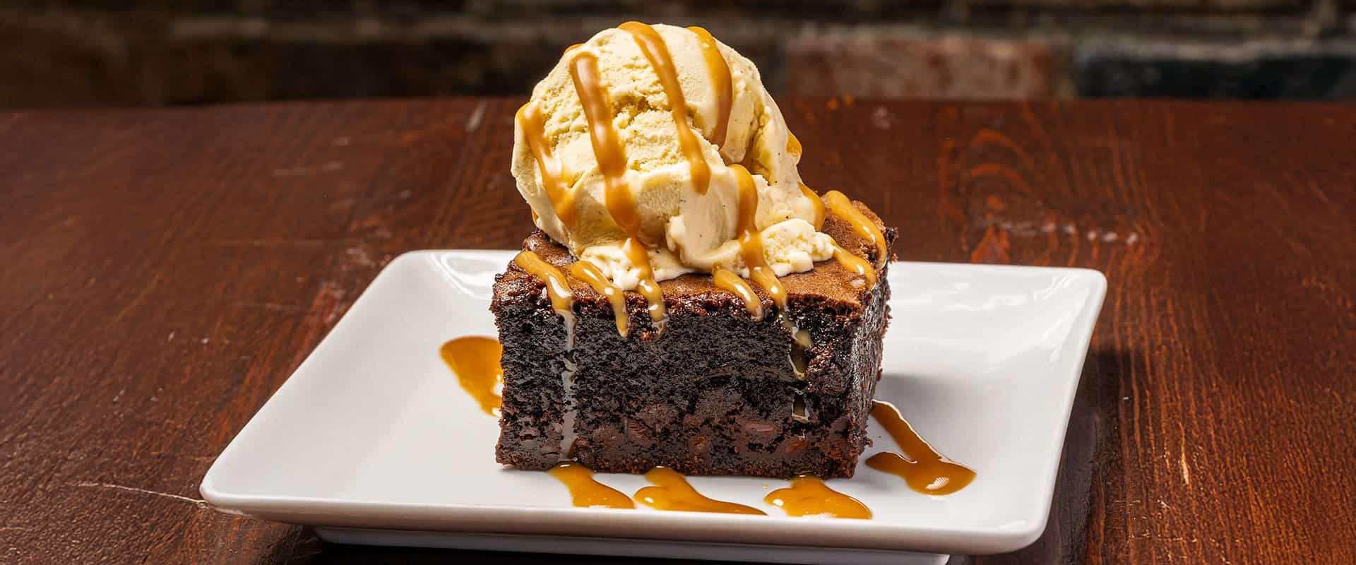 Brownie con helado de vainillas del Ginlab
