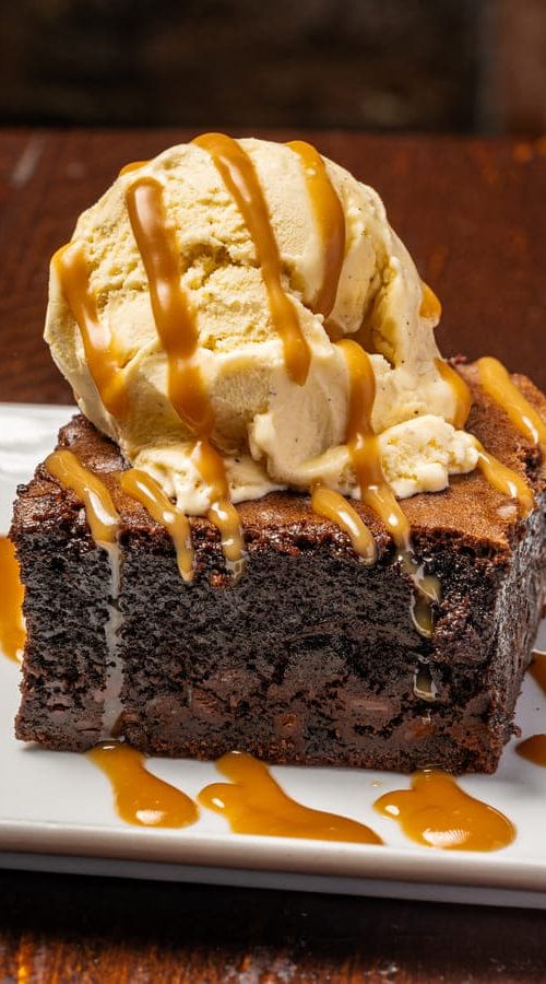 Brownie casero con helado de vainilla en el Ginlab